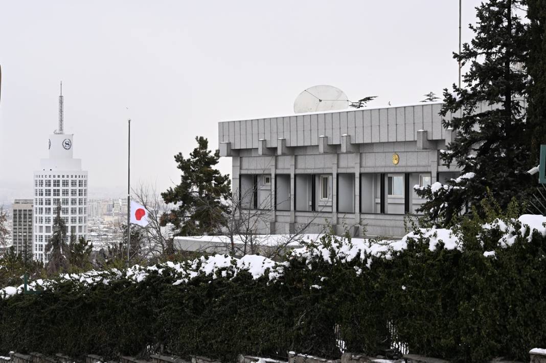 TBMM'deki bütün bayraklar yarıya indirilirken o bayrağa dokunulmadı! Bakın neden... 25